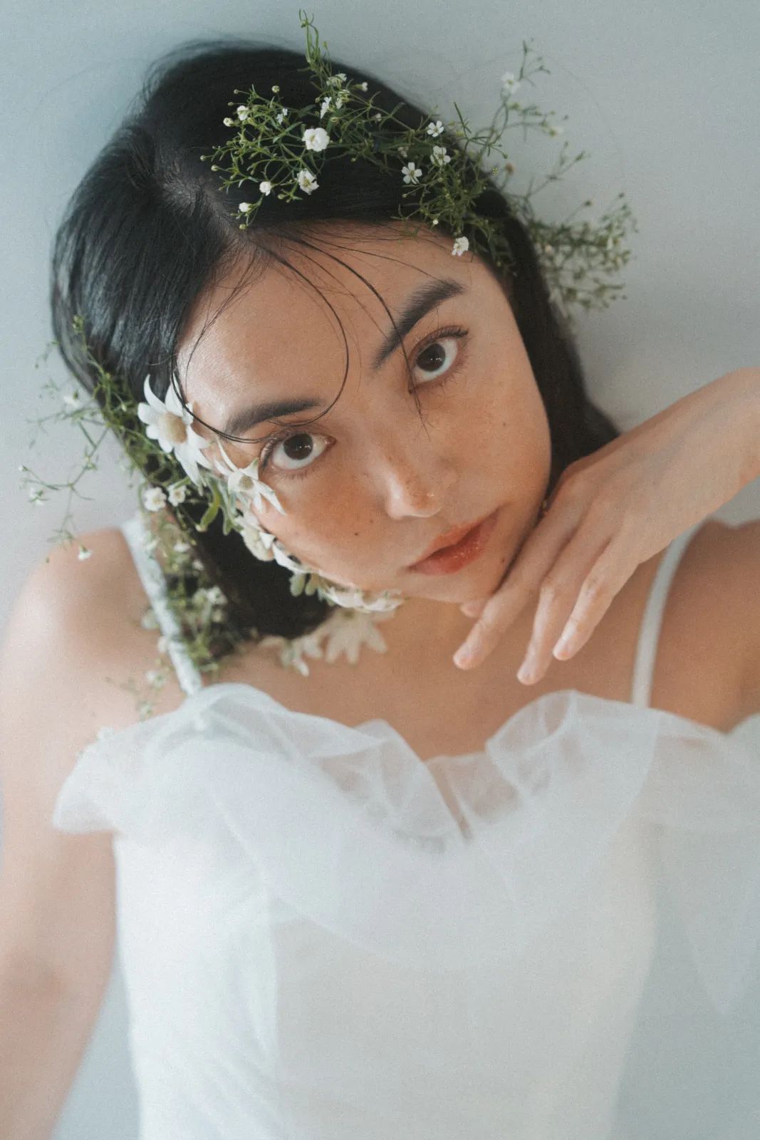 花の髪飾りをつけたアップのポートレート