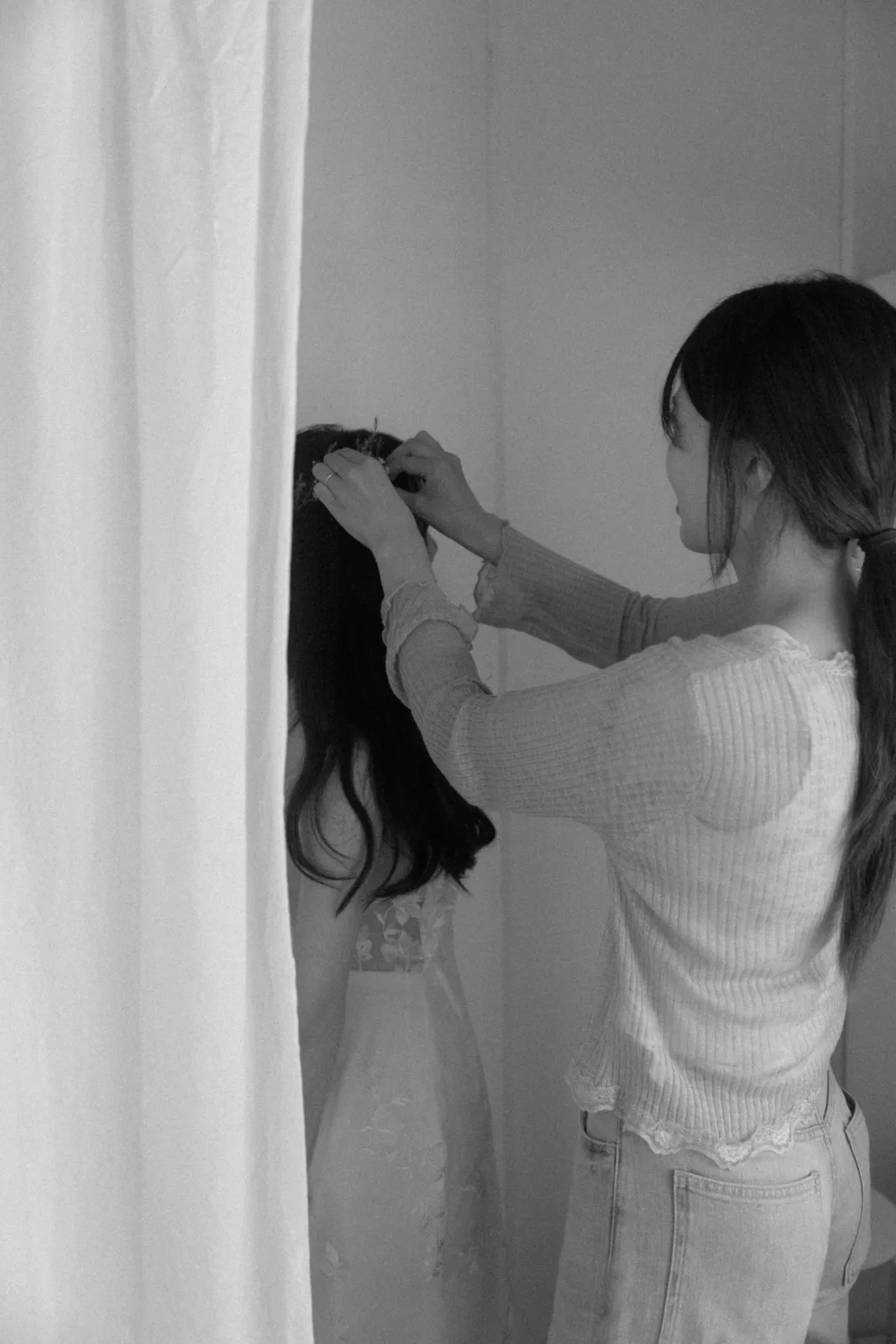 撮影前のヘアセットの様子(モノクロ)