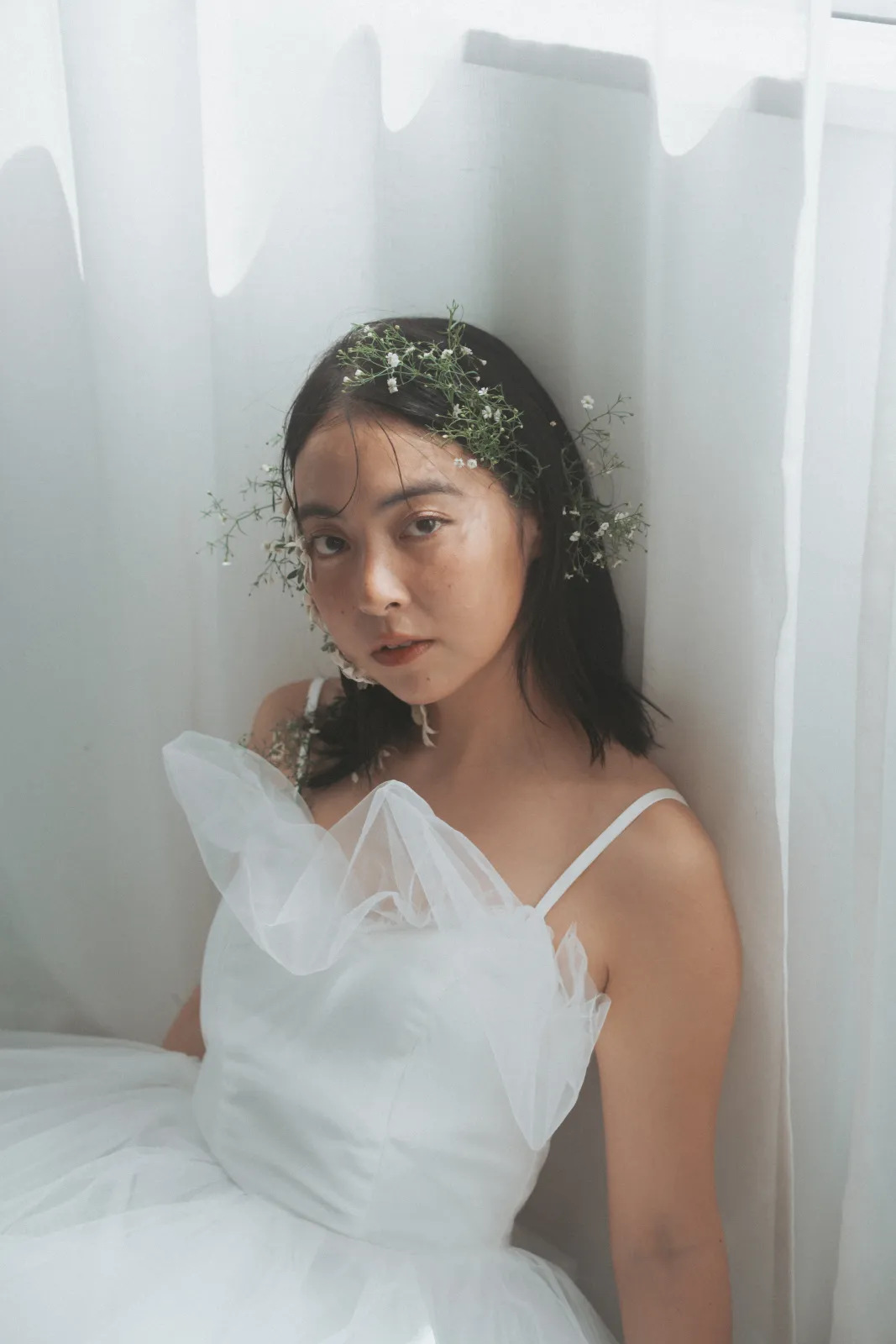 窓辺の自然光で撮影した白いドレスのポートレート